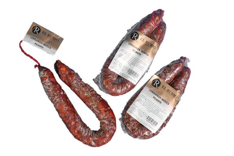 De calidad Extra, nuestra longaniza se caracteriza por su presenatción en forma de herradura de calibre fino. Ideal para cocinar y para un piocoteo informal. Con Pimentón de la Vera, por supuesto.