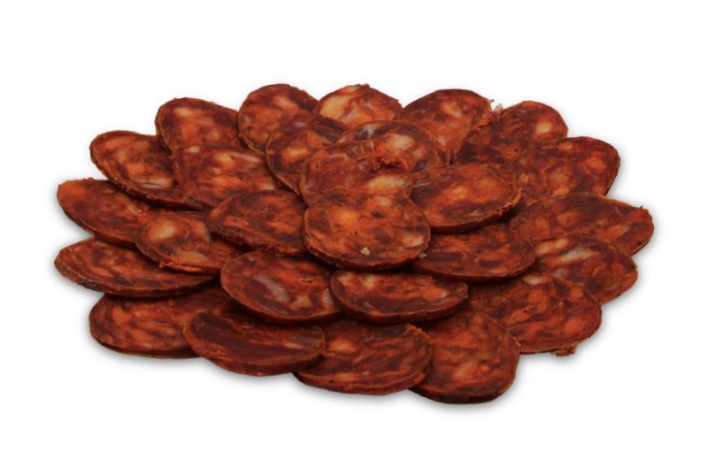 Chorizo Ibérico extra de bellota sobre fondo blanco - Jamones y Embutidos El Rubio